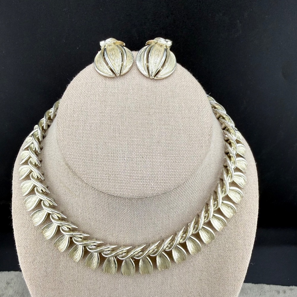 Vintage Lisner Necklace Clip On Earrings Silver tone Signed 15"